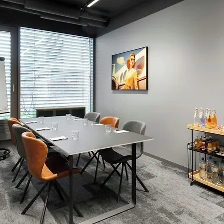 Moxy 3*