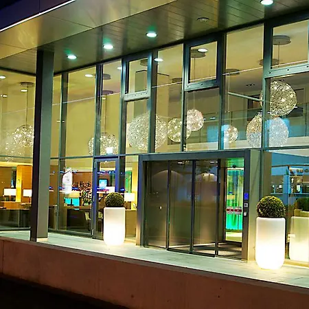 Moxy 3*