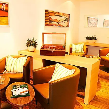 Hotel H+
