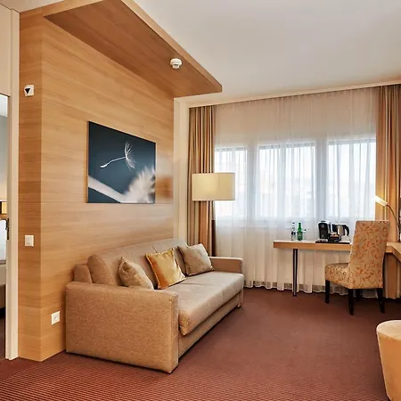 Hotel H+
