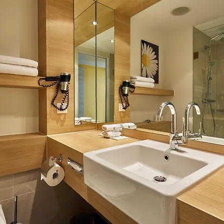 Hotel H+